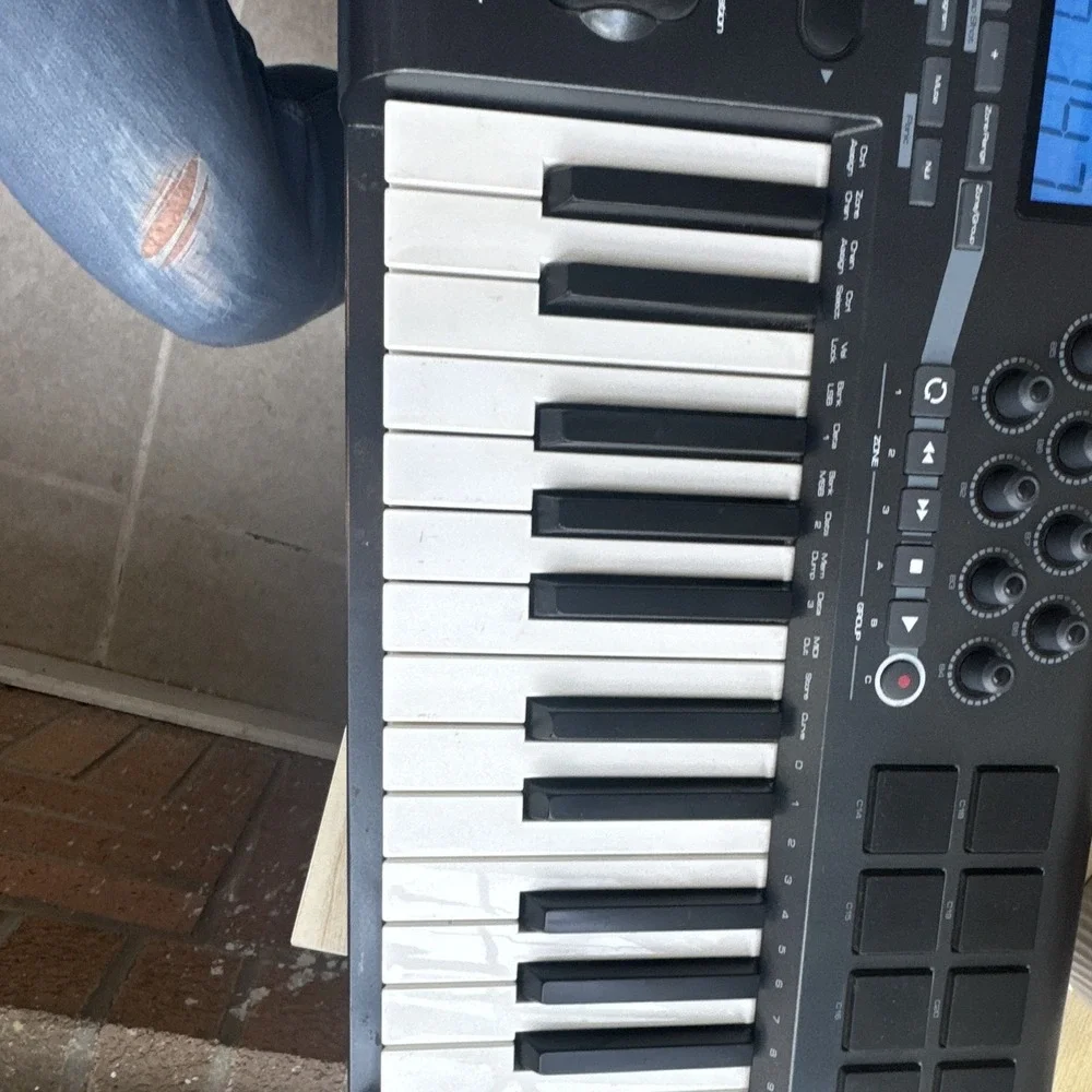 M-Audio Axiom 25 MIDI Keyboard Controller w/ Pads, Pitch/Mod Wheels no cables